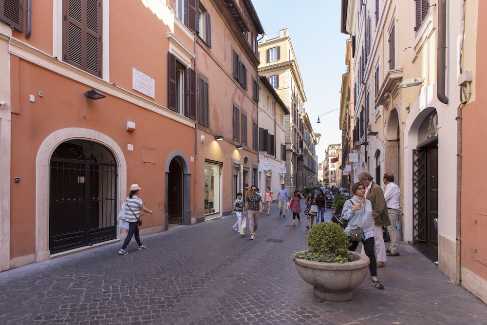 Rome Accommodation Condotti with terrace 46/50