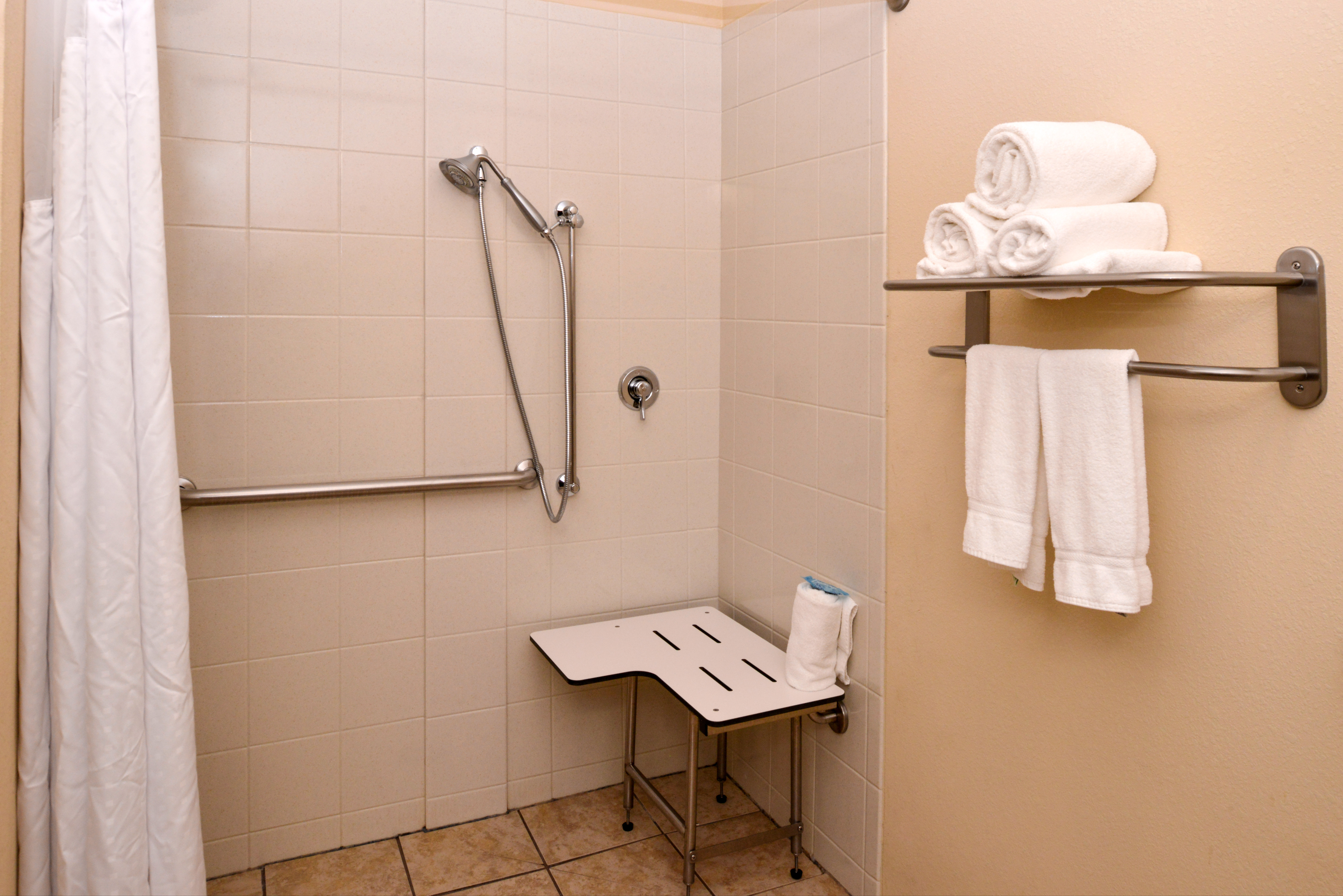 Holiday Inn Express Suites Wheeling 77/78