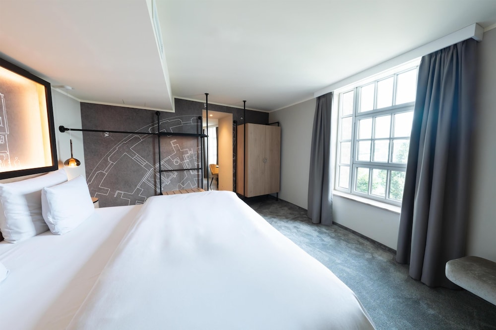 AQUA, JUNIOR SUITE, KING BED
