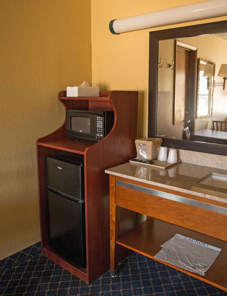 Americas Best Value Inn Monroeville 24/26