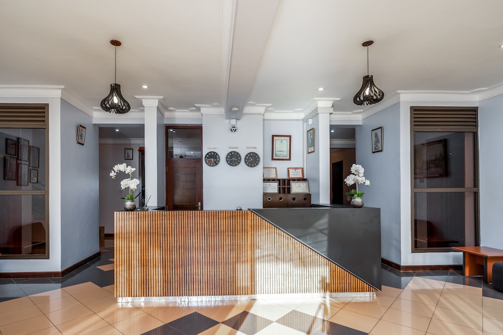 Entebbe Travelle'rs Inn 12/50