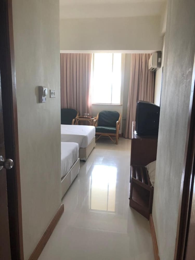 Paradorn Inn 14/19