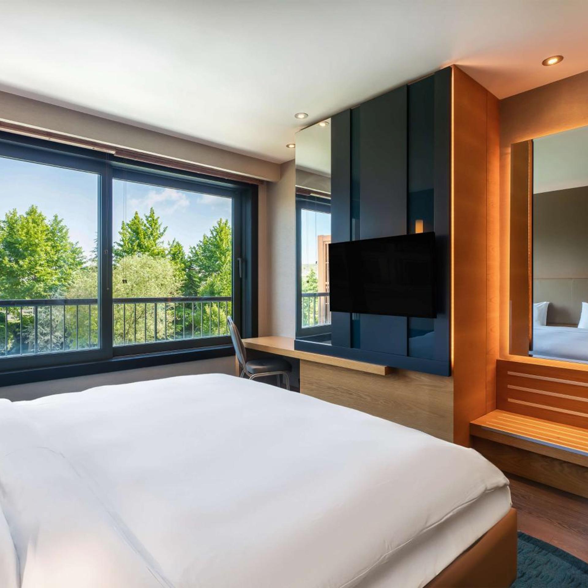 Pool, Garden, Suite, King Bed, Sauna