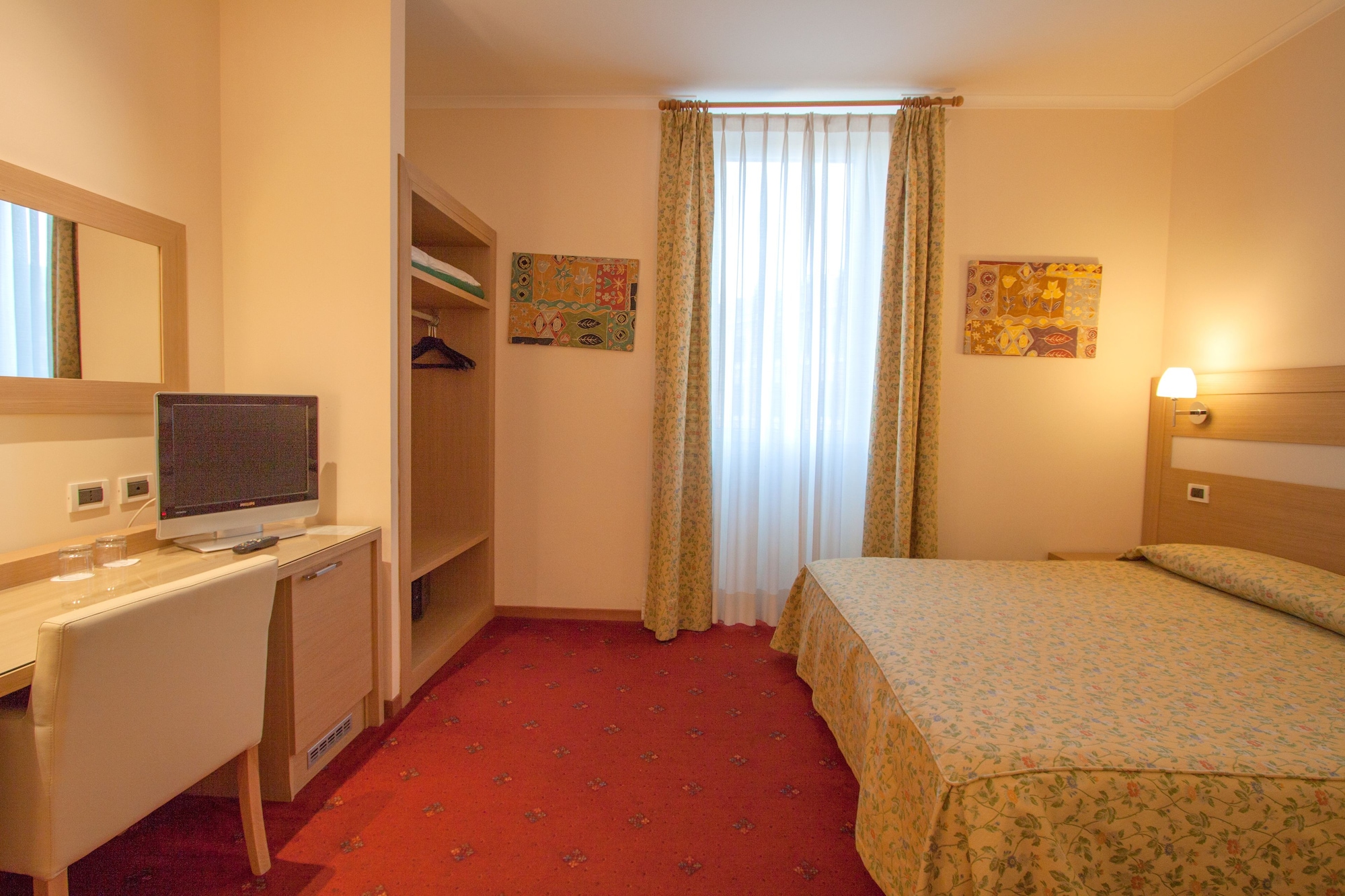ROOM, TWIN BEDS