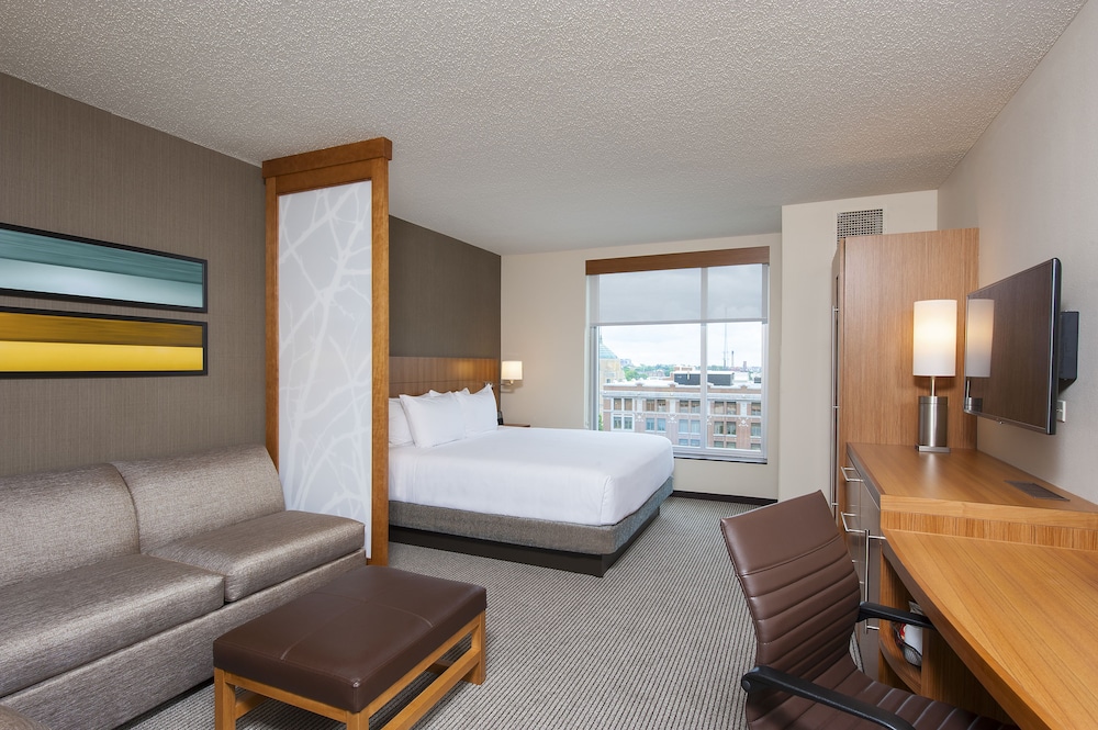 غرفة بسرير كينج مع أريكة في طابق مرتفع