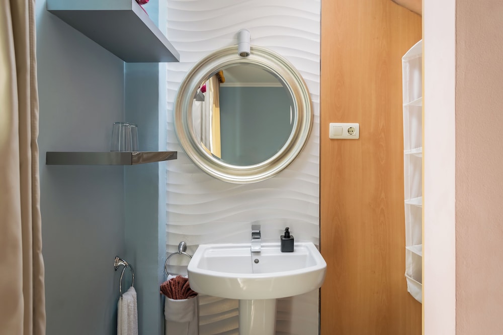غرفة بسرير كوين بشرفة، Villa Lorena Malaga 5/7