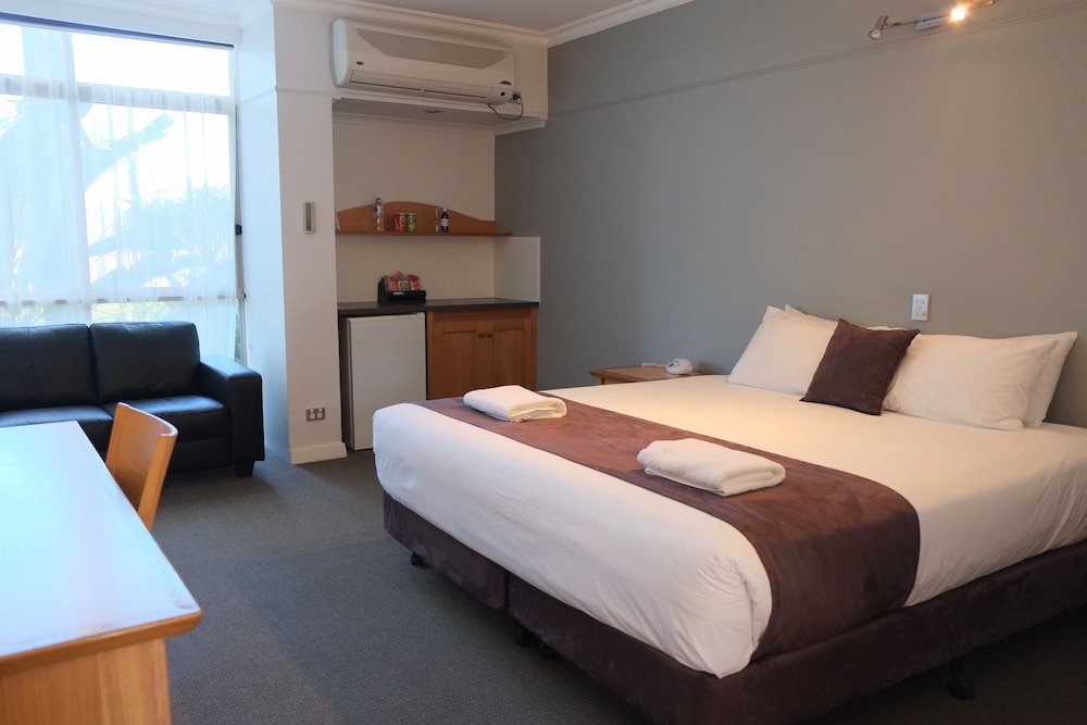Berri Hotel 13/63