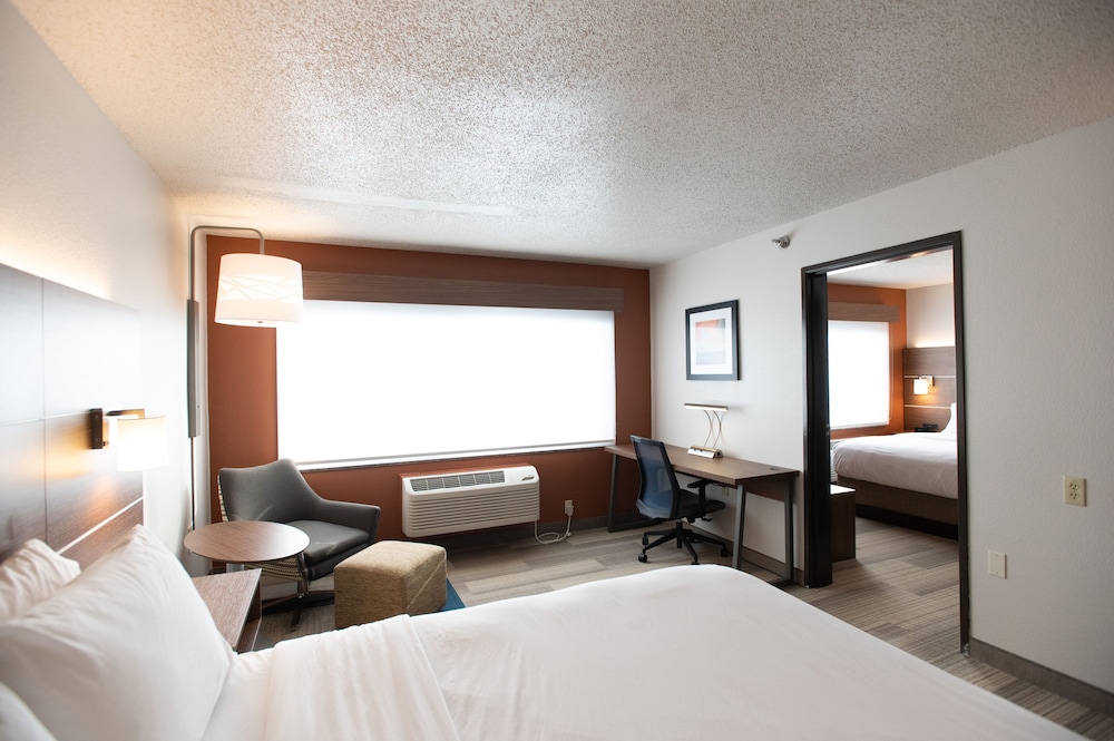 1 Bedroom, Suite, 2 Queen Beds, 2 Bathrooms, Dining Area
