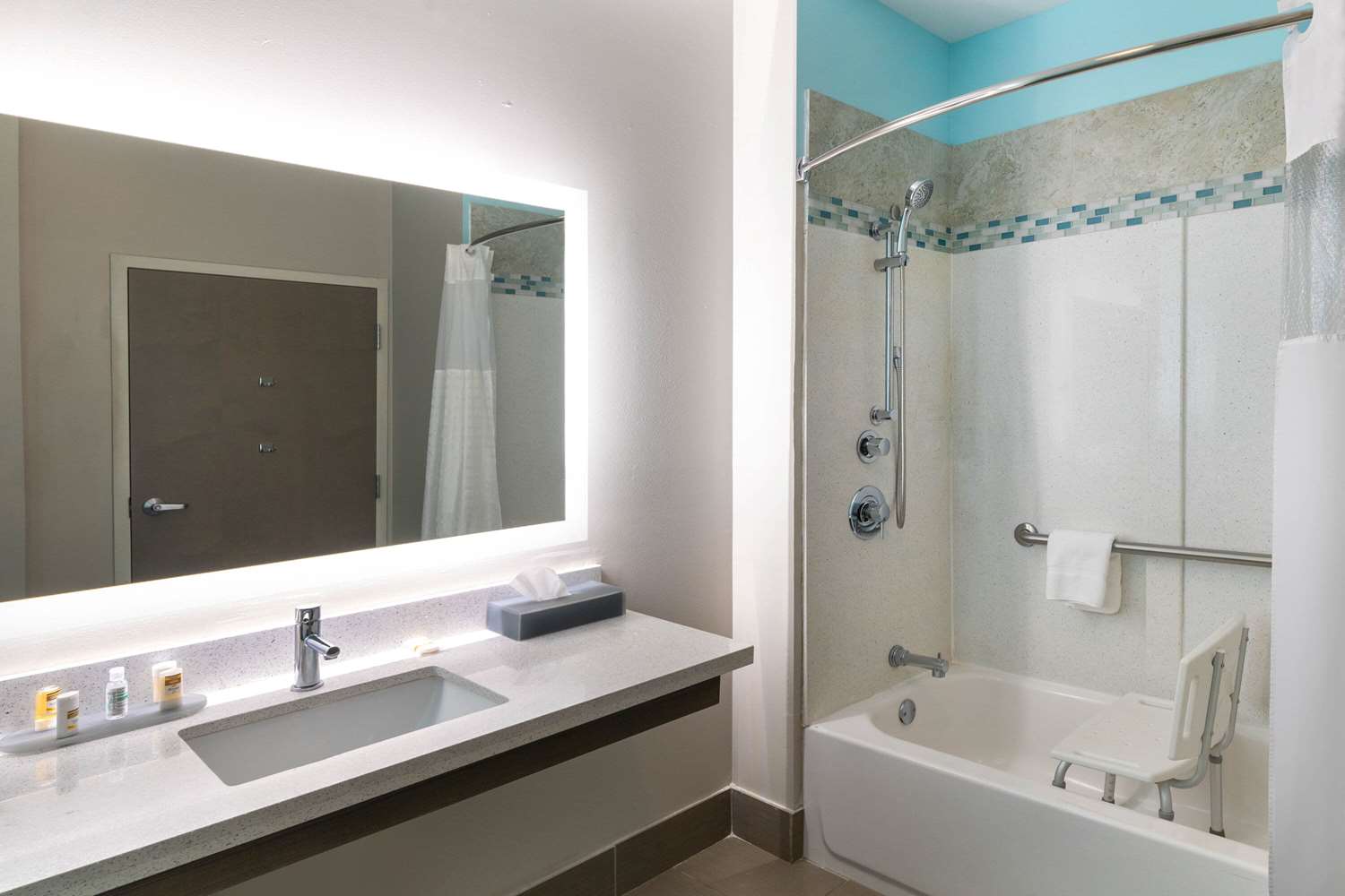 La Quinta Inn & Suites by Wyndham Forsyth 44/45