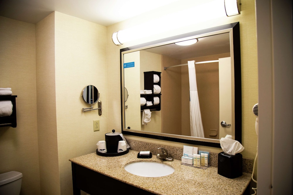 Hampton Inn and Suites Sharon 25/62