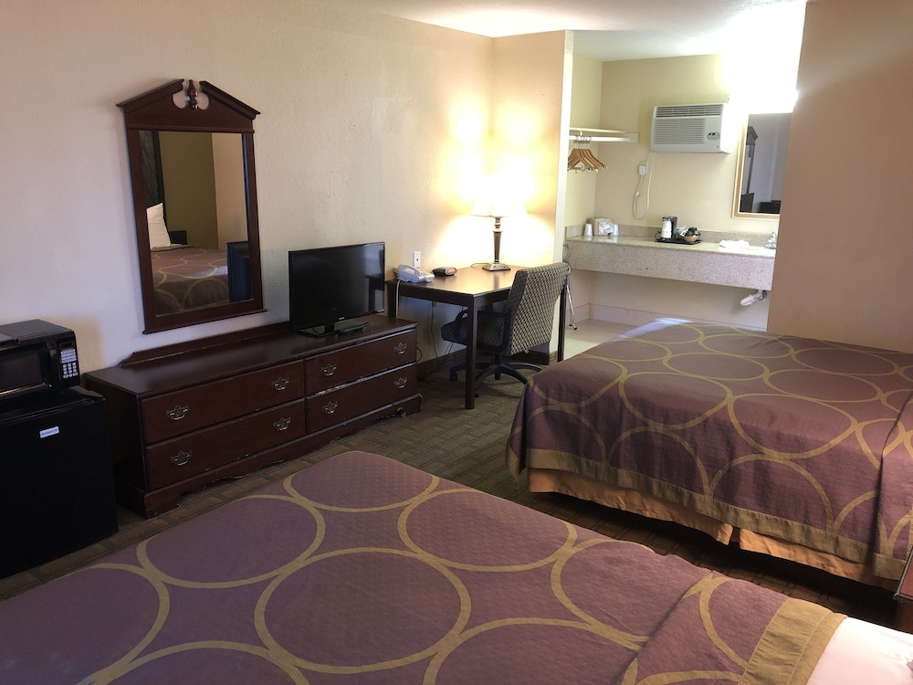 Super 8 by Wyndham Corning 22/25