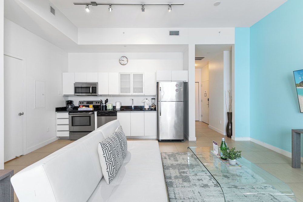 شقة بسرير كينج وسرير فردي بإطلالة على المدينة بشرفة بغرفة نوم واحدة مع أريكة، Dharma Home Suites Miami At Monte Carlo 5/10