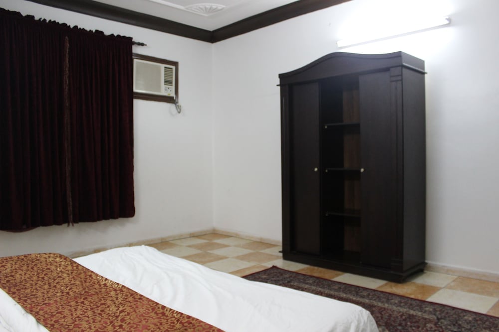 شقة بسرير مزدوج وسريرين منفصلين بغرفتي نوم، العييري للوحدات السكنية 3(Al Eairy Furnished Apartments - Al Bahah 3) 3/9