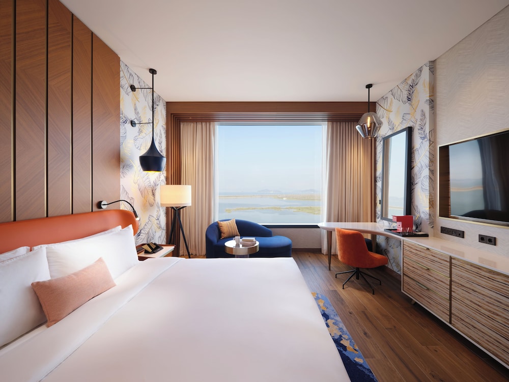 Tower, Lake, Deluxe, King Bed