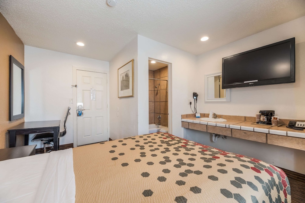 Rodeway Inn Downtown 15/31