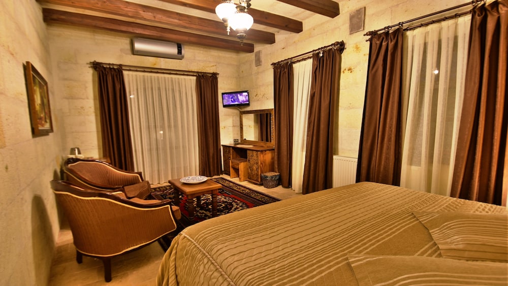 Harman Cave Hotel 33/78
