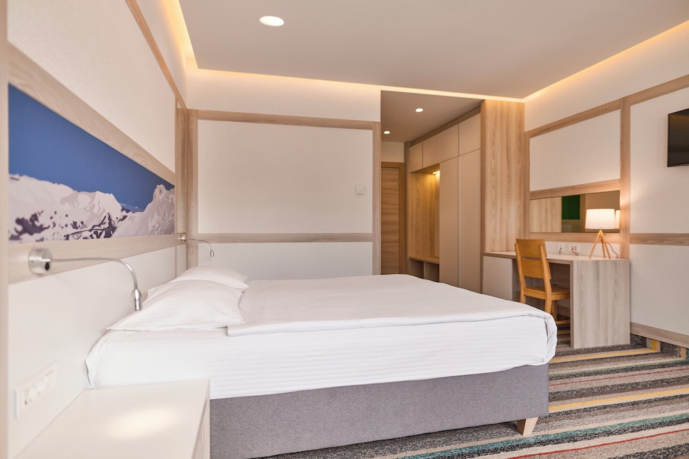 DELUXE, DOUBLE OR TWIN BED