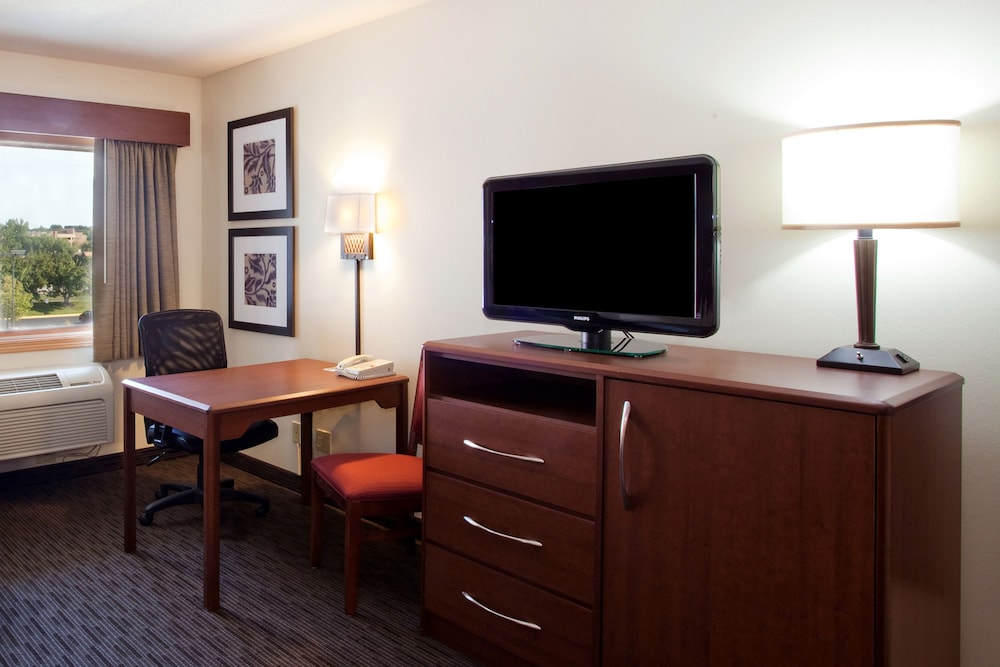AmericInn by Wyndham Sheboygan 18/27