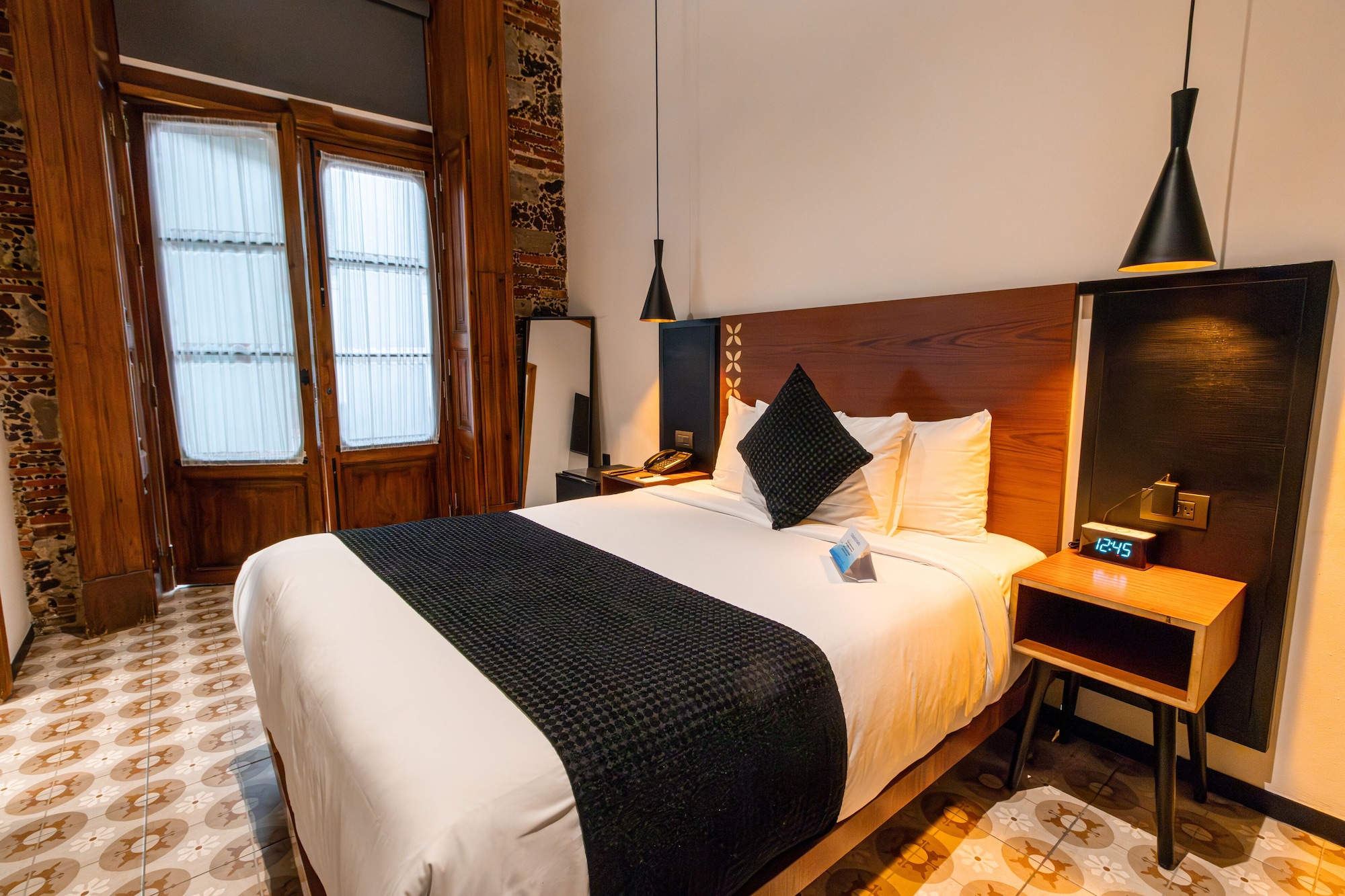 STANDARD, QUEEN BED