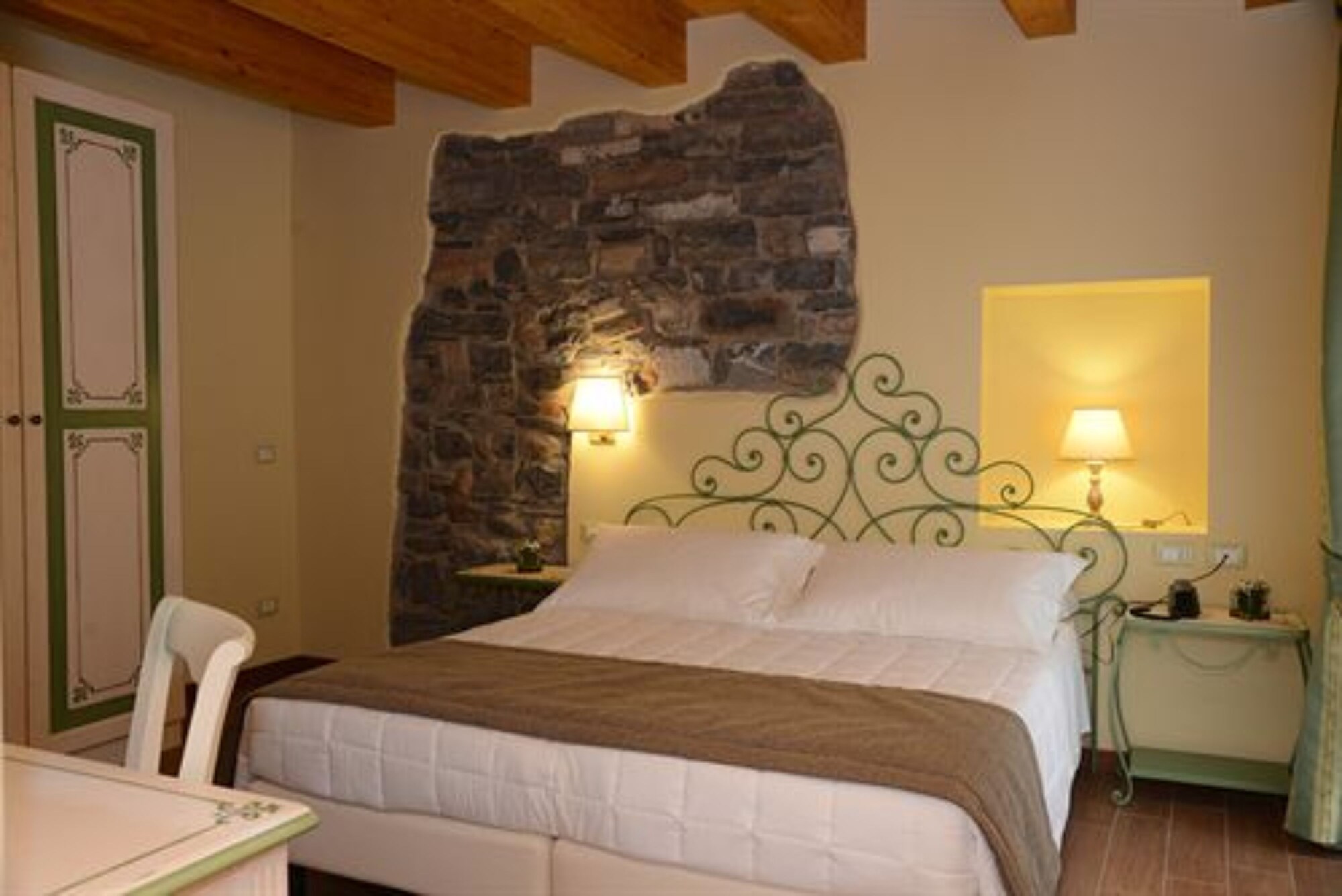 ROOM, FRENCH BED, LARGE SINGLE BED