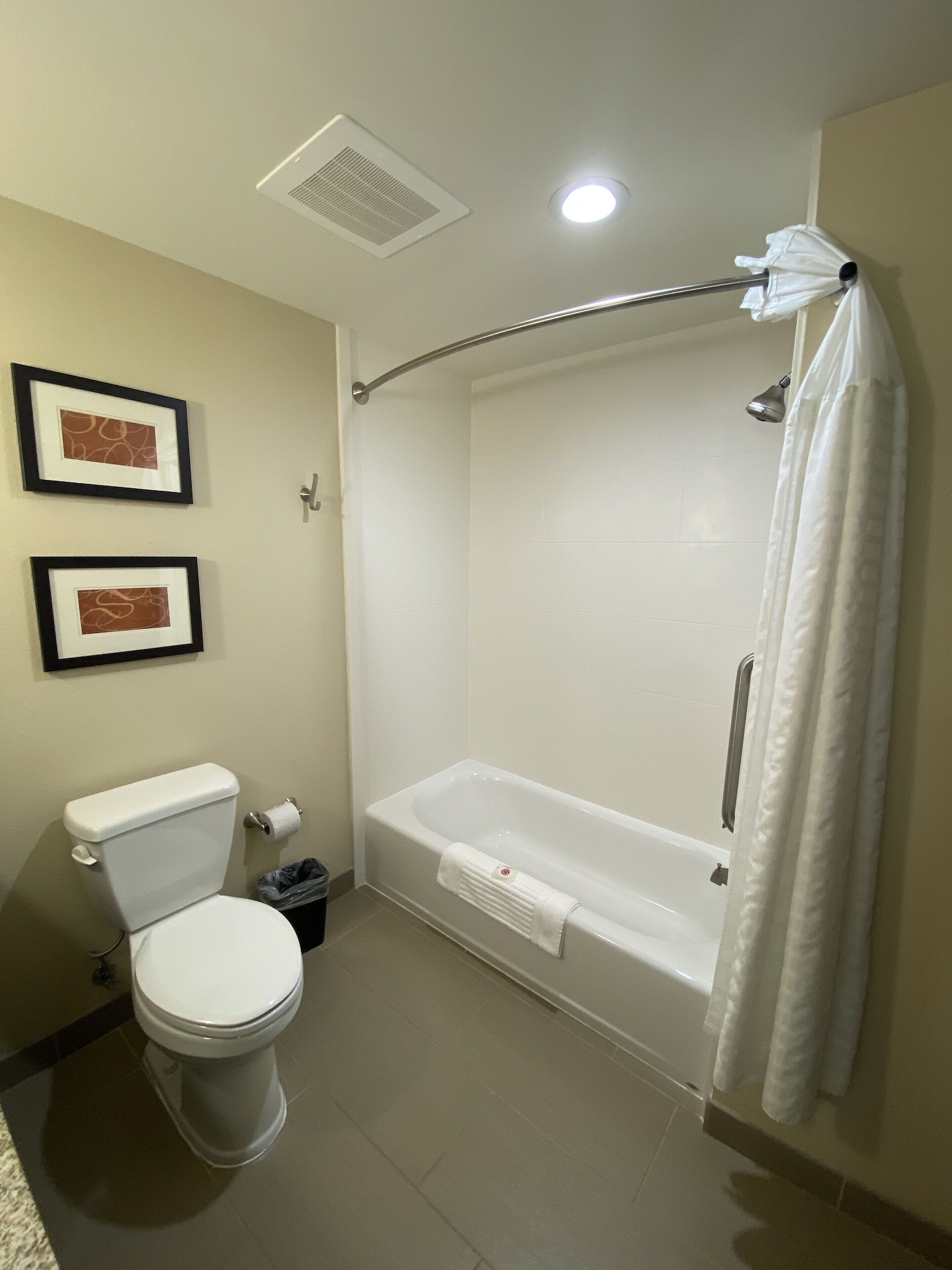 جناح بسرير كينج وسريرين كوين مع أريكة، Comfort Suites West Omaha, NE 10/10