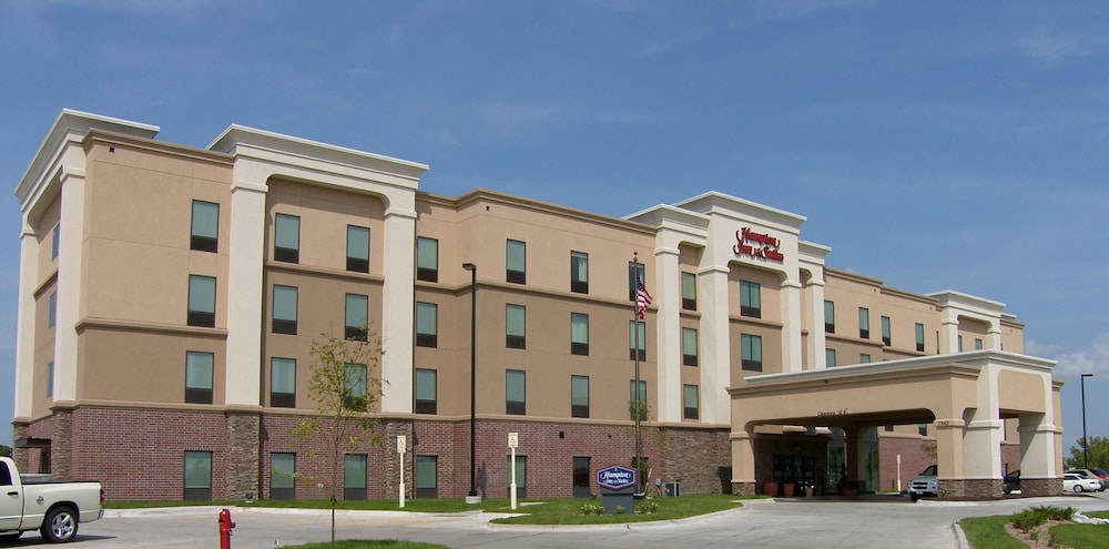 Hampton Inn & Suites Lincoln - North East I-80 3/71