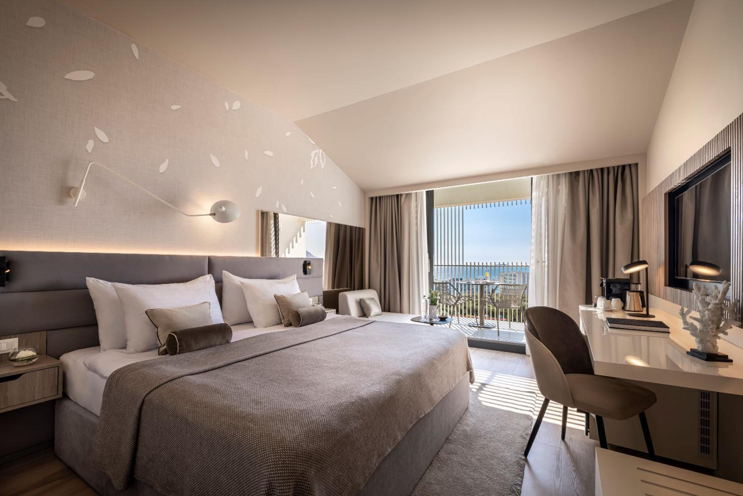 Room, Queen Bed, Sea Side