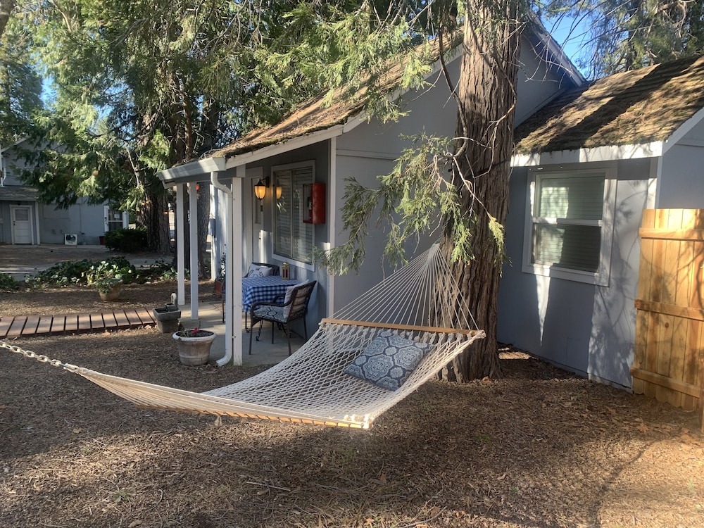 The Pines Motel and Cottages 63/73
