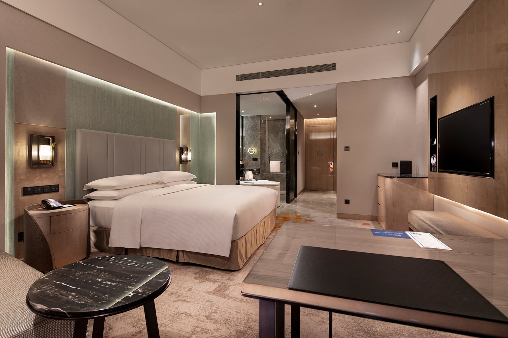 DELUXE, KING BED
