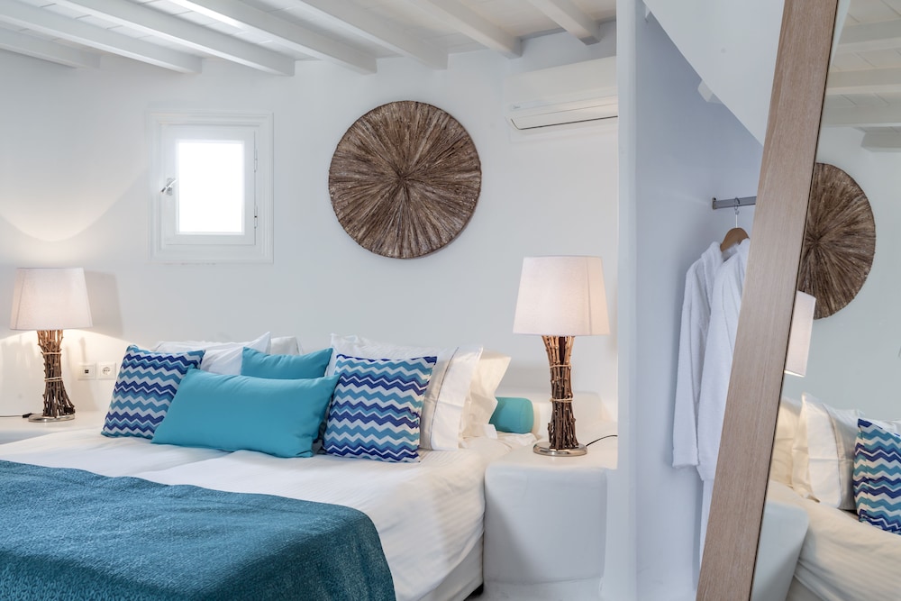 TRADITIONAL, HOUSE, DOUBLE AND TWIN BEDS, OUTDOOR JETTED TUB