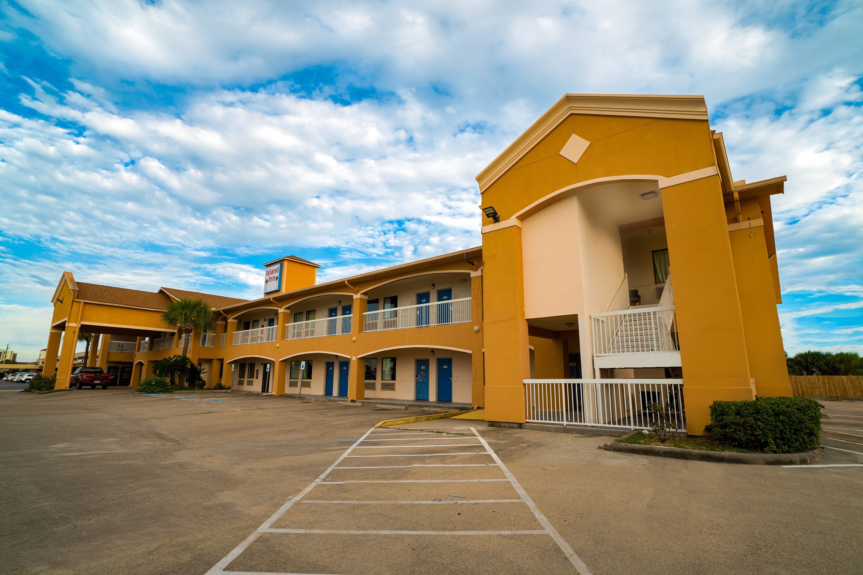 Island Inn By OYO Galveston Beach, TX 34/45