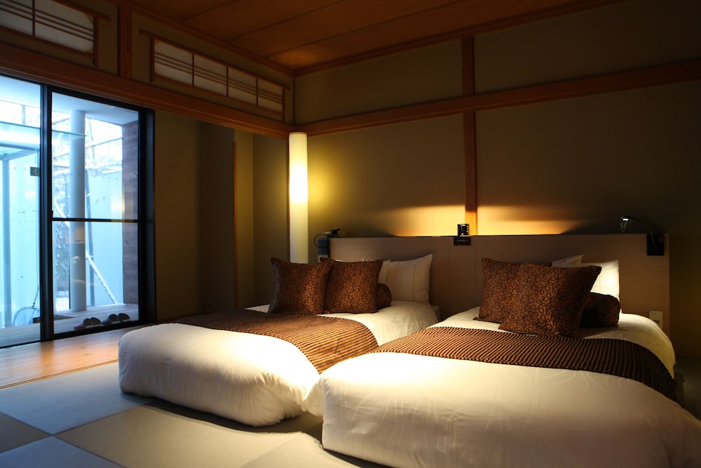 Suite, 2 Futon Beds