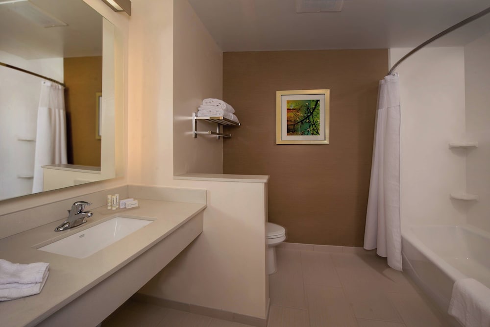 Fairfield Inn And Suites Washington 48/50