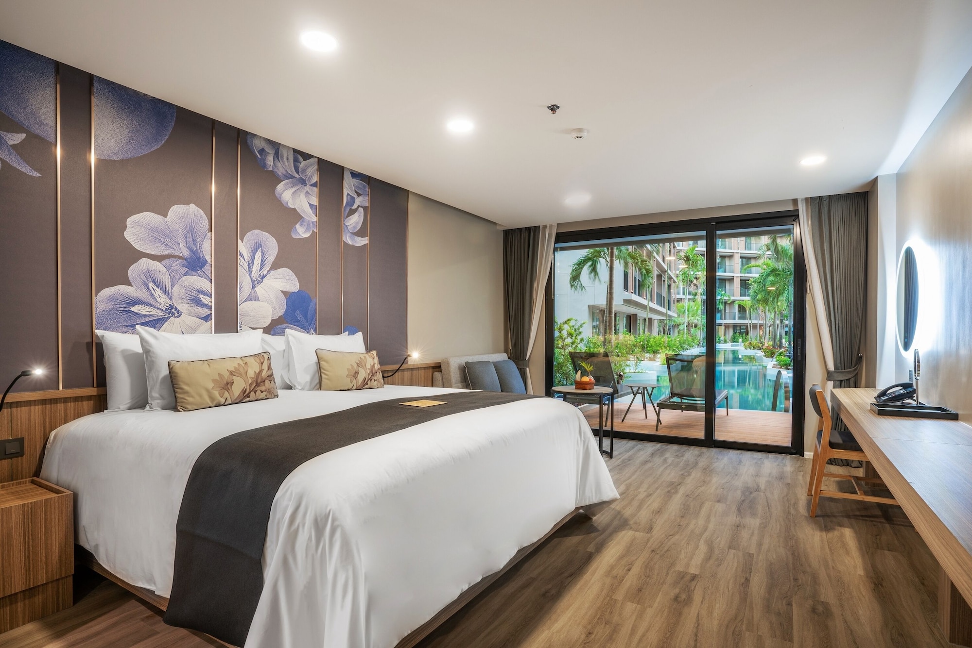 Superior, King Bed, Pool Access