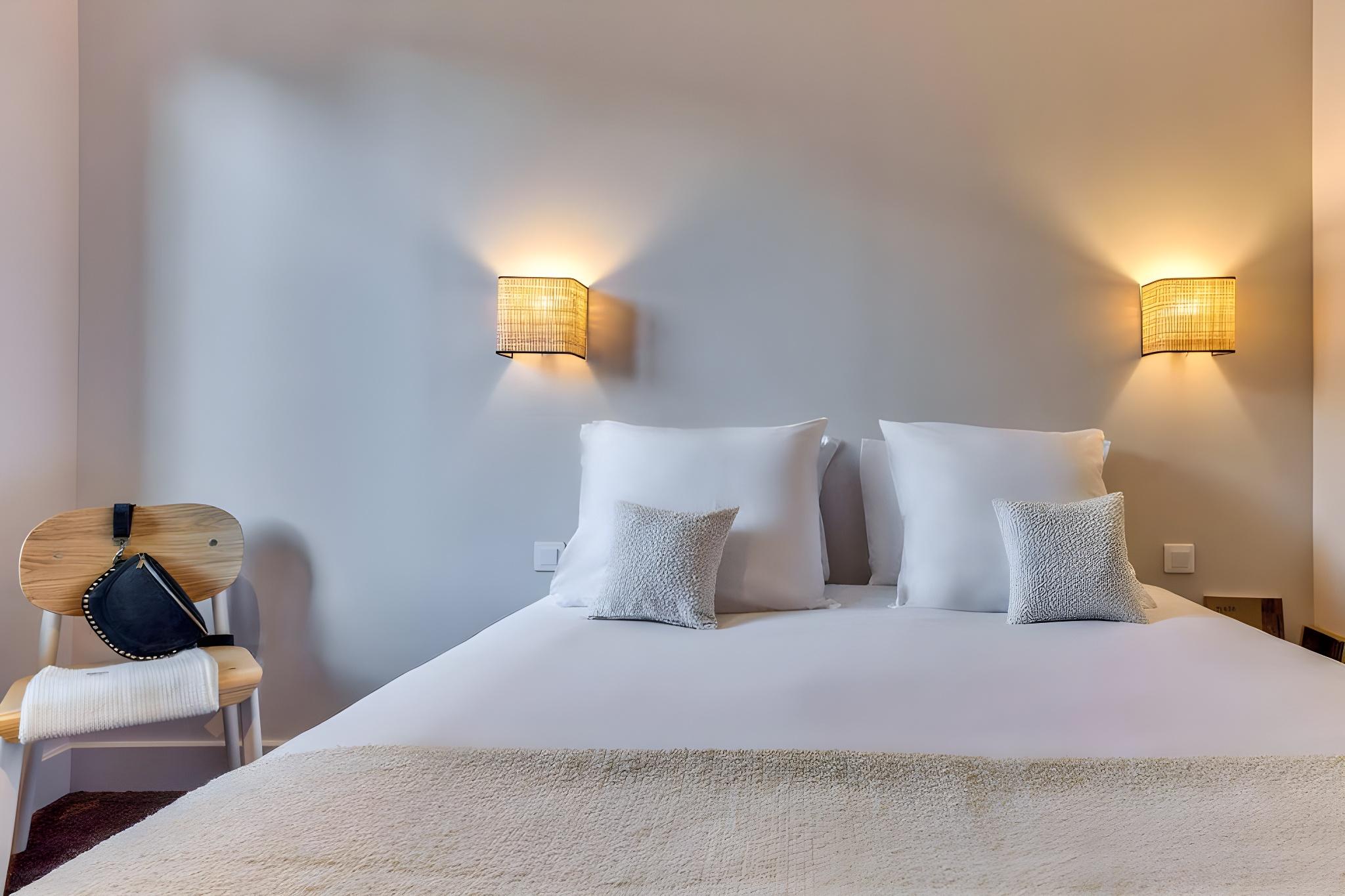 Classic, Queen and Twin Beds, City View, Pool Access