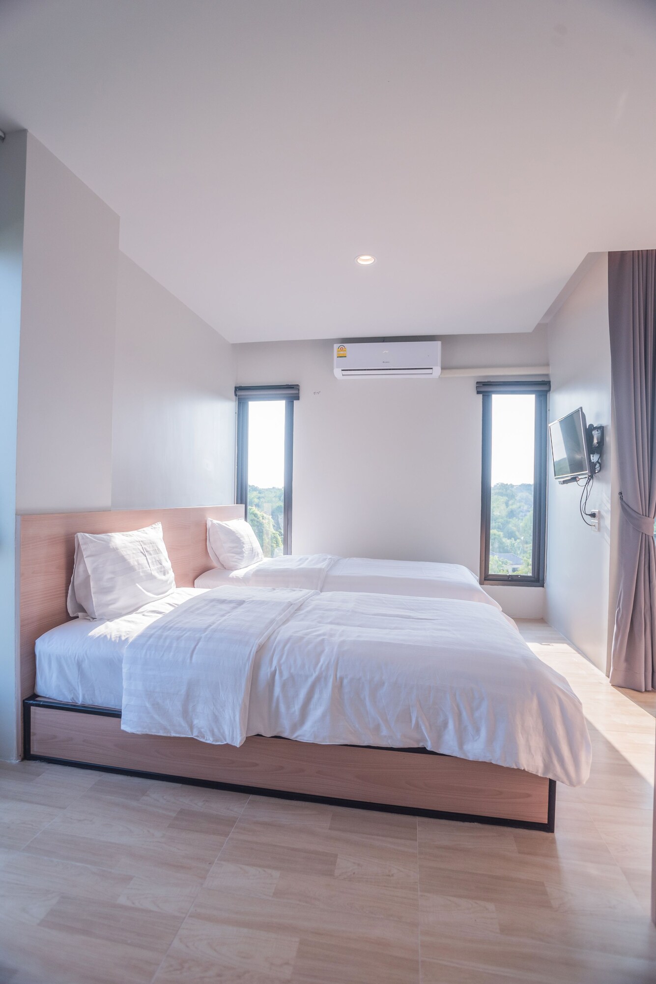 STUDIO, TWIN BEDS