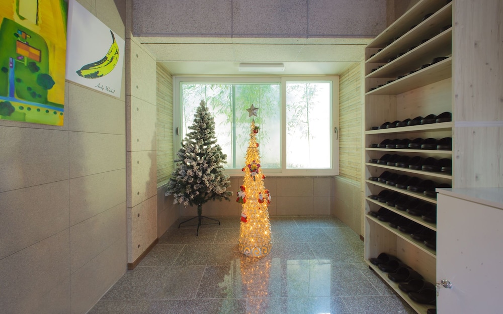 KW Hongdae Line Hostel 2/40