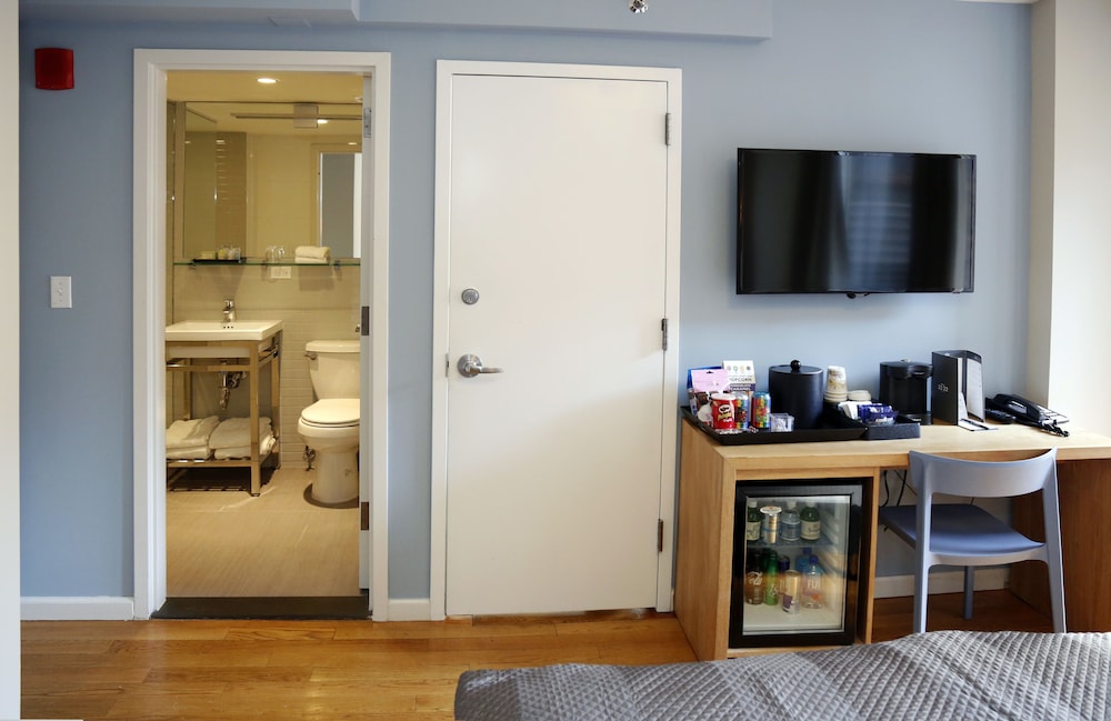 Hotel 32 32 74/78