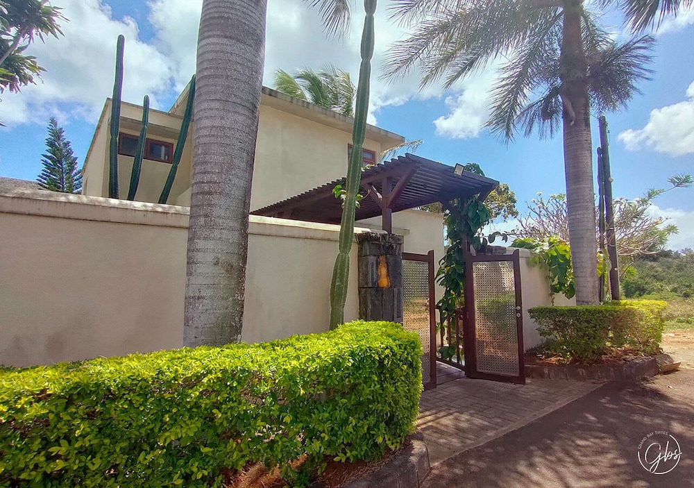Grand Bay Suites 6/65