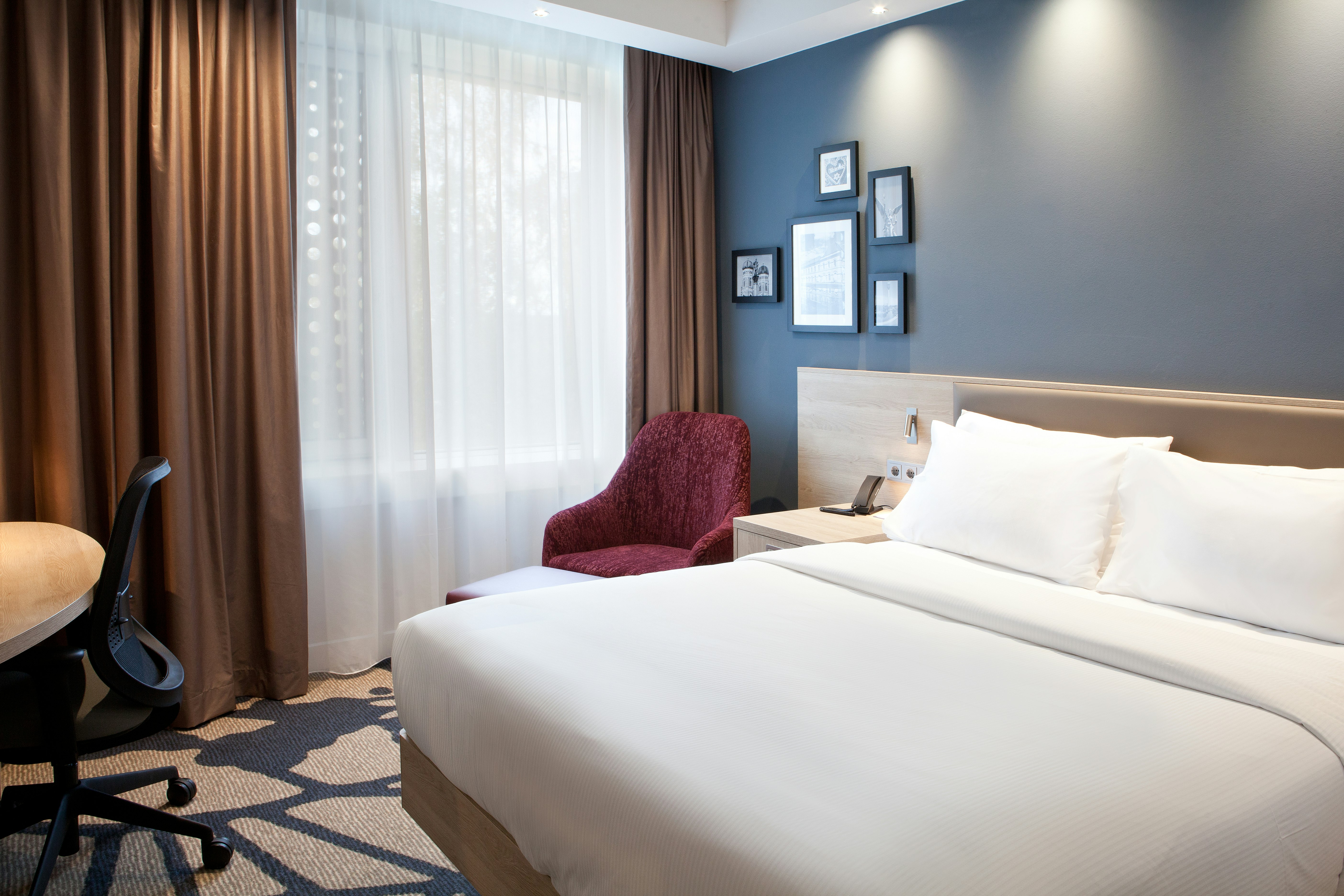 ROOM, QUEEN BED