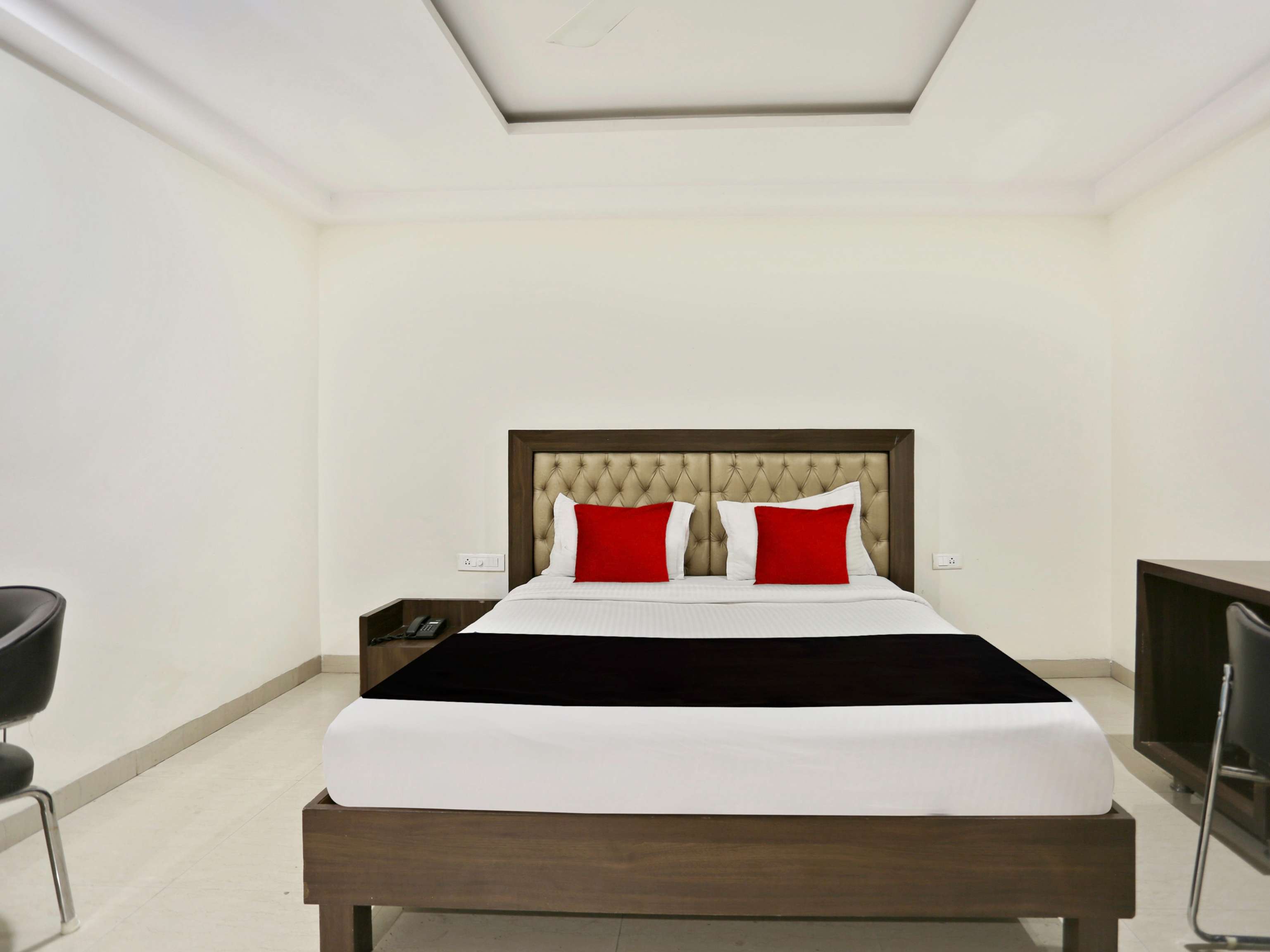 OYO 9003 Deccan Inn 23/42