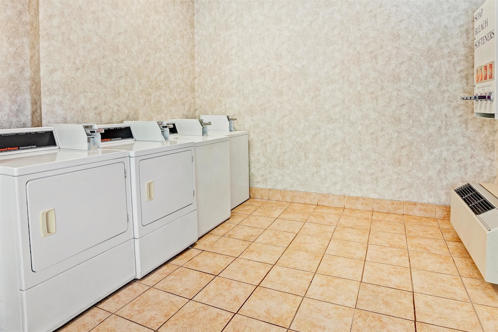 Days Inn & Suites by Wyndham Monroe 16/26