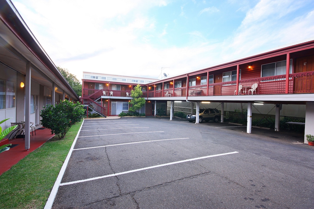 DOWNS MOTEL 5/35