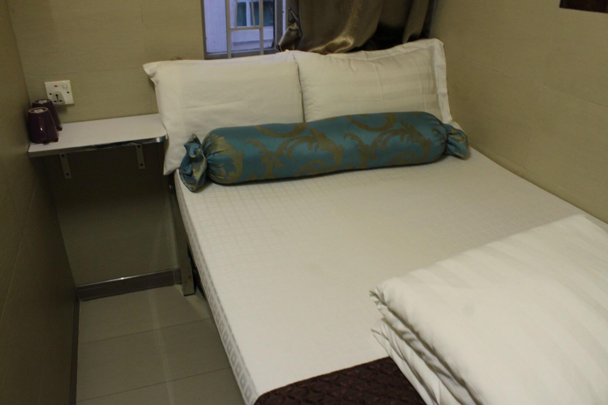 Paris Guest House 12/21