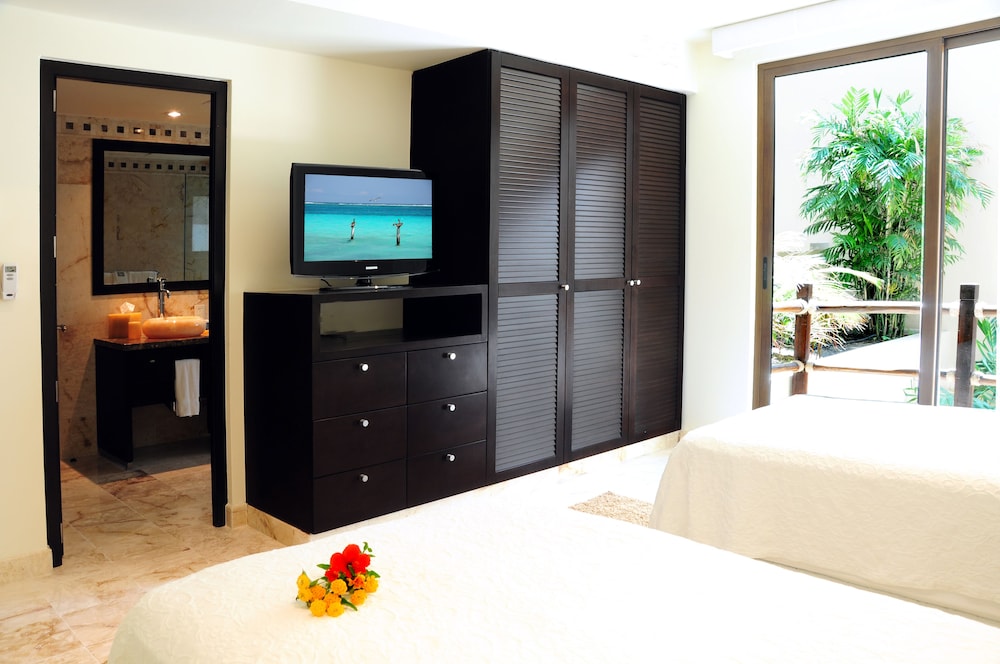 El Taj Oceanfront & Beachside Condo Hotel 32/74