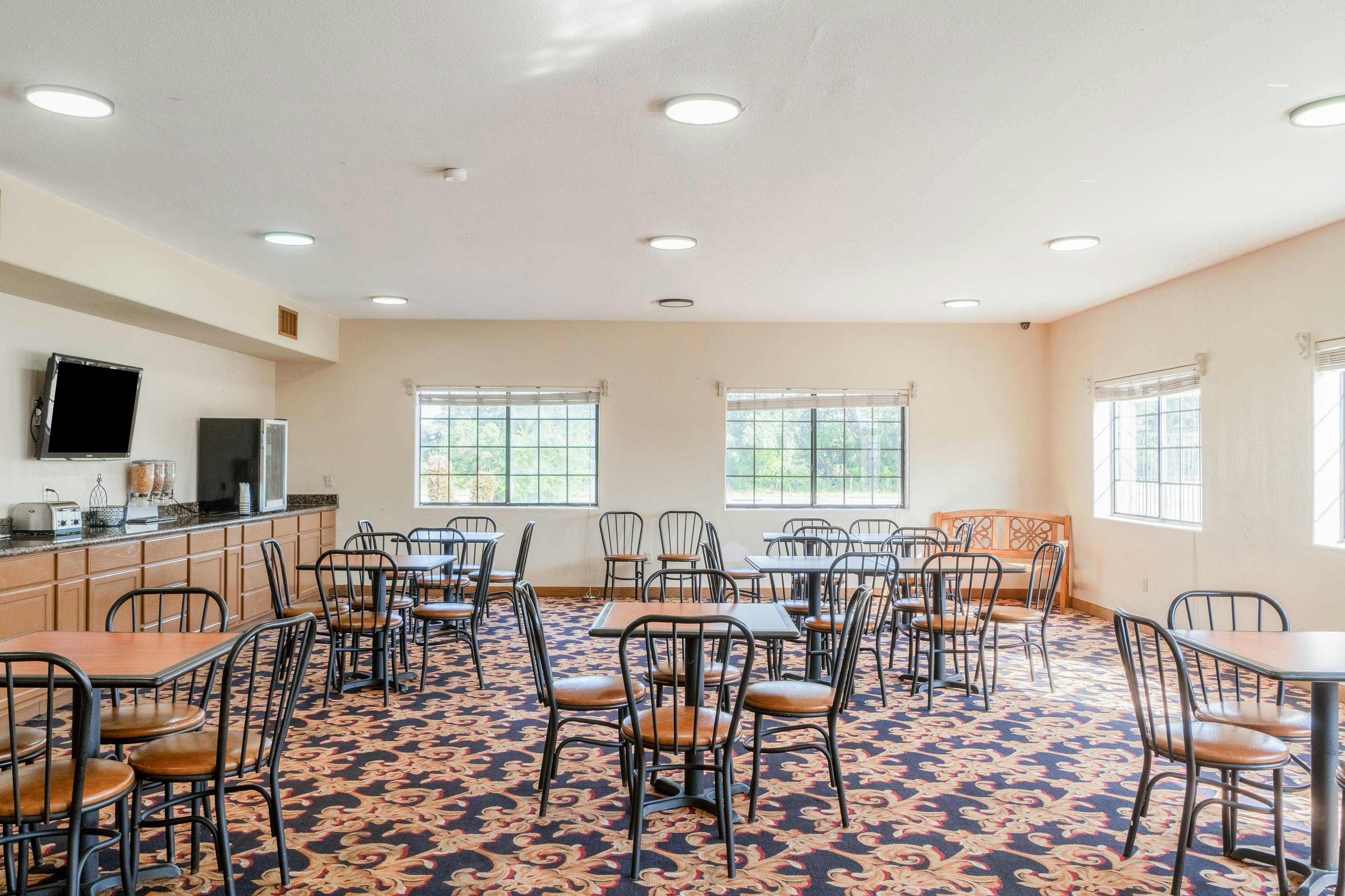 Days Inn & Suites by Wyndham Beeville 30/42