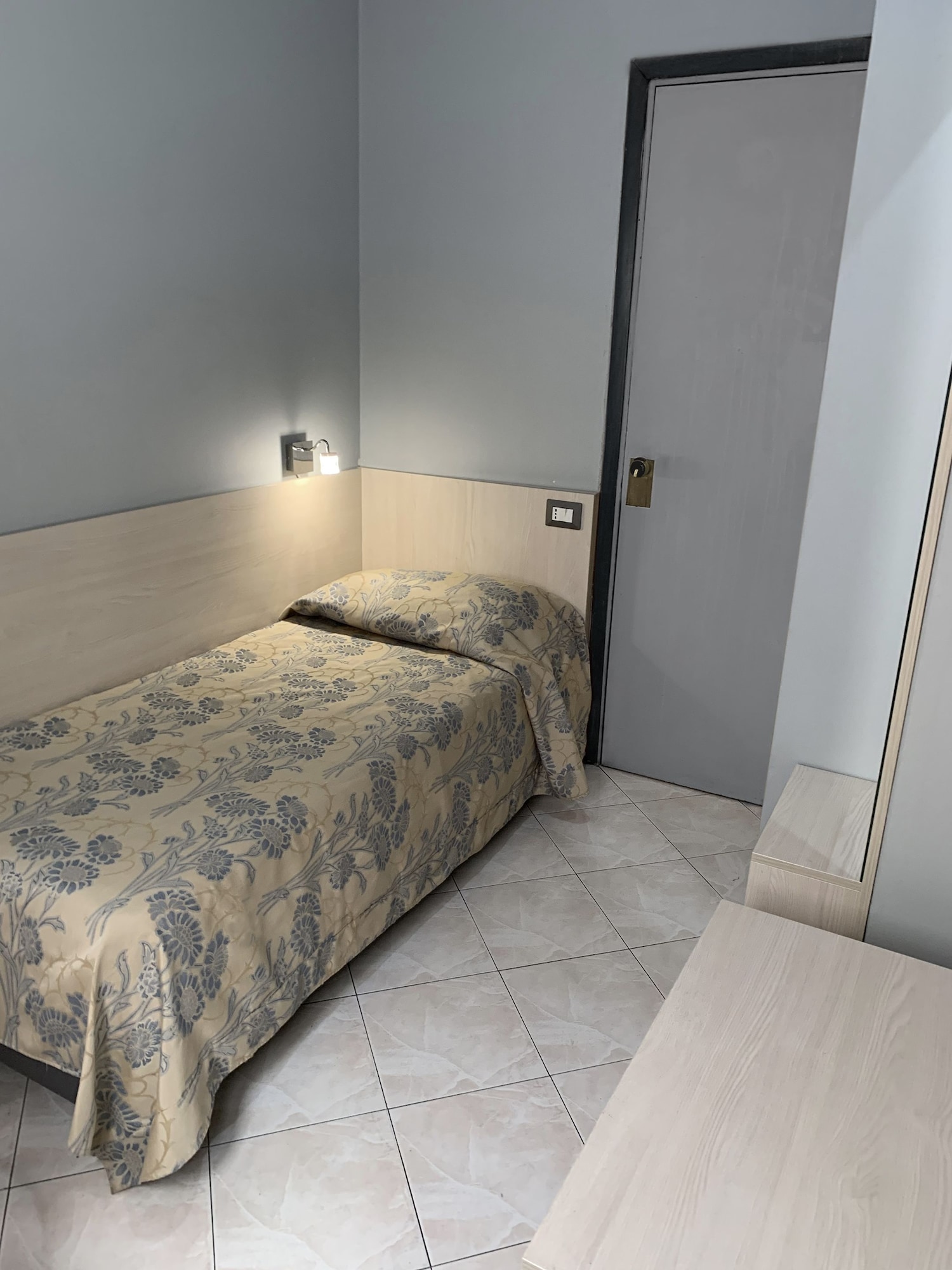 ROOM, SINGLE