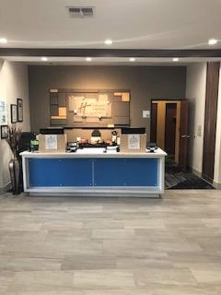 Holiday Inn Express Hotel Suites Ennis 5/70