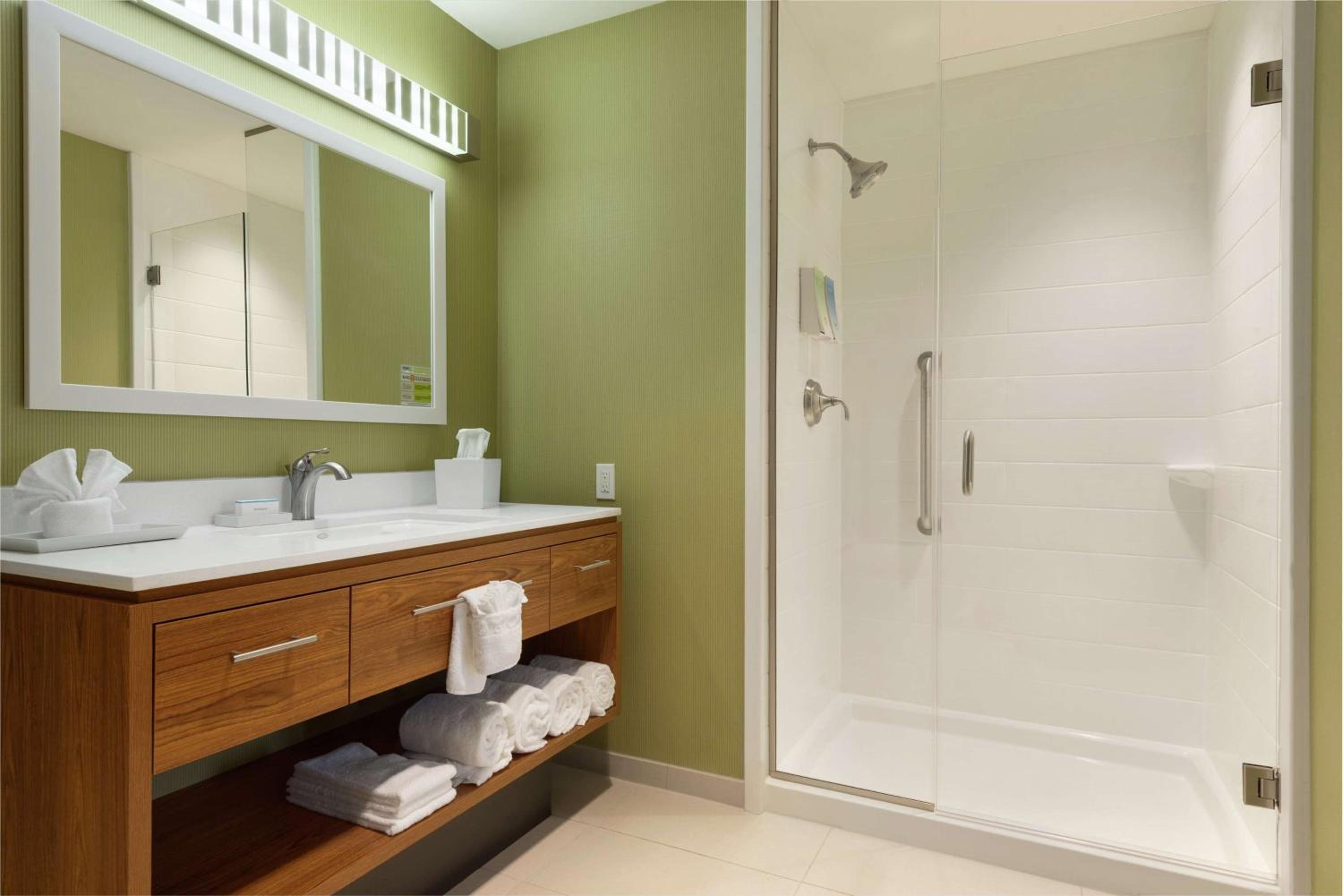 جناح بسرير كوين بغرفة نوم واحدة مع أريكة، Home2 Suites by Hilton Alexandria 6/7
