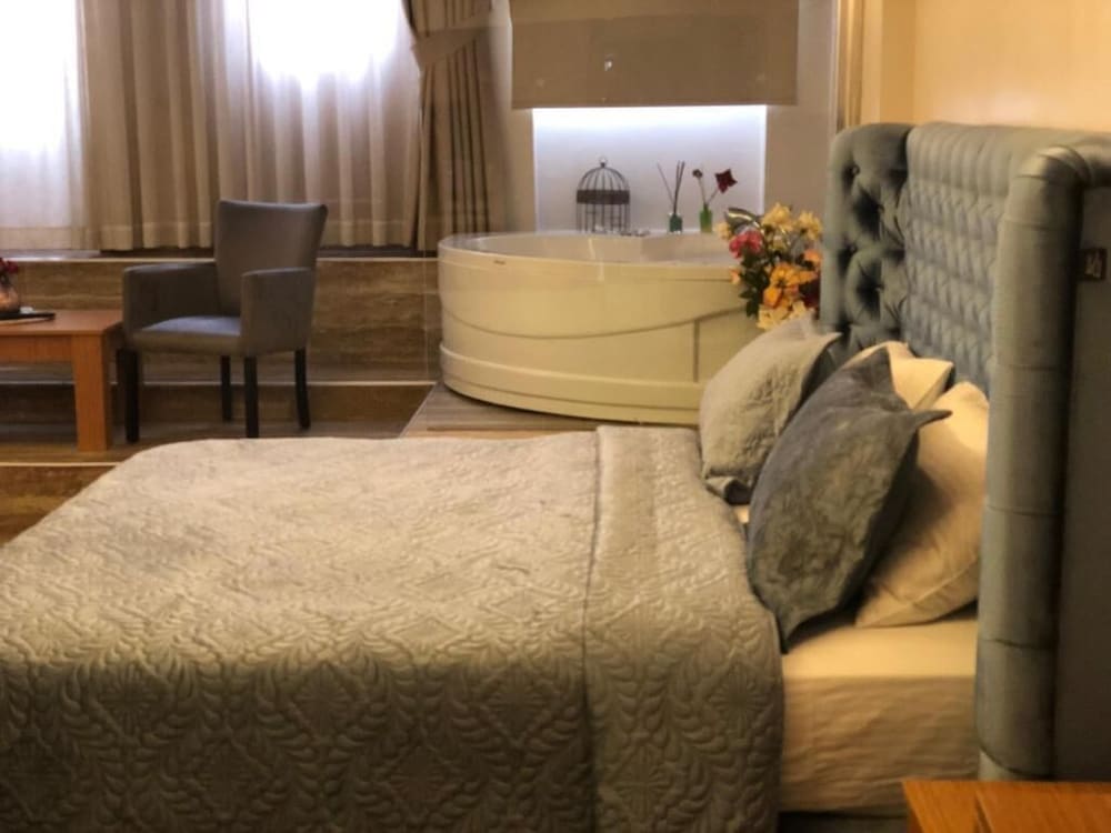 Aiza Suites 38/53